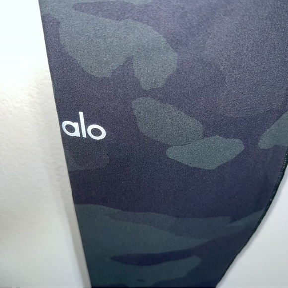 Alo Yoga Women's High Rise Leggings-Camo-29" Inseam-Size Small - Picture 7 of 8